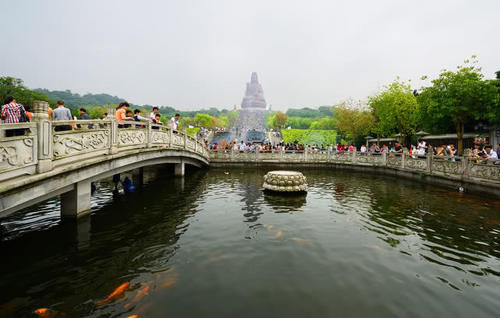 广东旅游人气很高的一座山，是广东四大名山之一，是国家地质公园