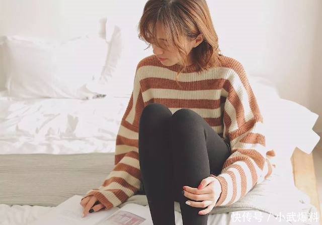 人人都有的黑色打底裤，其实这样穿更美！