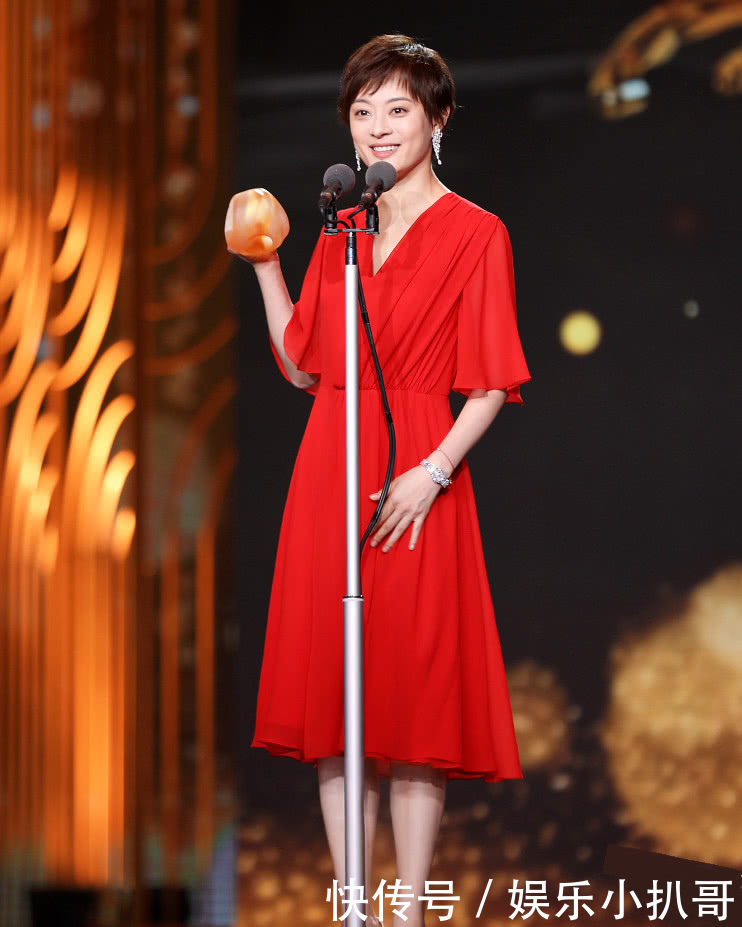 孙俪穿露肩裙撞衫吴昕,两人都是35岁,“东北赫本”居然输了?