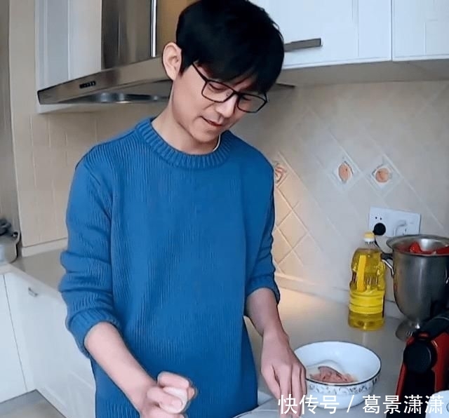 『打通』何炅宅家打通厨艺任督二脉 ,做泡面饼获赞,明星在家也这么会穿