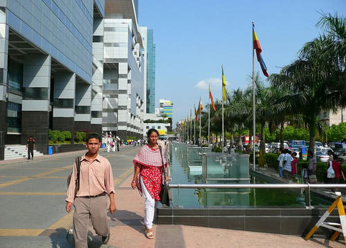 孟加拉国最发达的城市，面积只有我国香港一半，住了1400万人