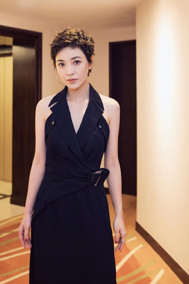 郭采洁太大胆了！上身只穿一件内衣就现身，网友：撑不起来好尴尬