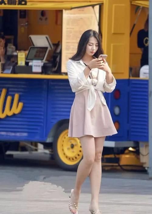  【迷人】美女街拍：漂亮小姐姐们的新潮穿搭，靓丽时尚又迷人