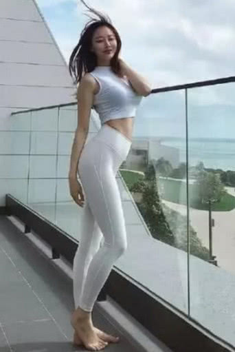 迷人的小姐姐穿白色紧身裤，后弯软的没骨头，白皙肌肤吹弹可破