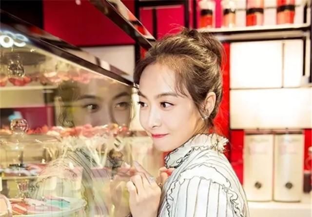  『女人』女人再懒也别披头散发!今年巨乖的4种“扎发”,时尚减龄显脸小