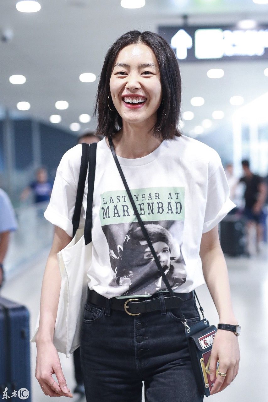 刘雯现身机场大长腿惹人羡慕 网友:不知谁有福气能把她娶回家