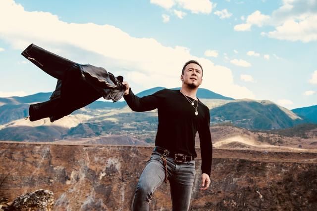 46岁杨坤竟是位潮男？身穿简约私服玩起街拍，胸肌实在太抢眼了