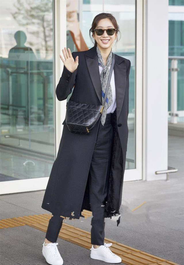  『时髦』开春别再穿阔腿裤了现在流行用这条裤子配外套，时髦显瘦上档次