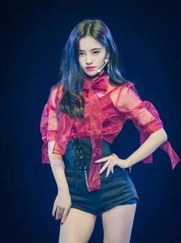 当程潇没有了刘海，孟美岐忘了画眼线，而鞠婧祎穿错了短裤！