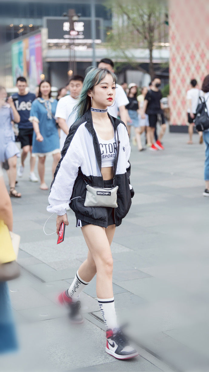 成都街拍,风格各异却尽显迷人,哪一位的穿搭更符合你呢?