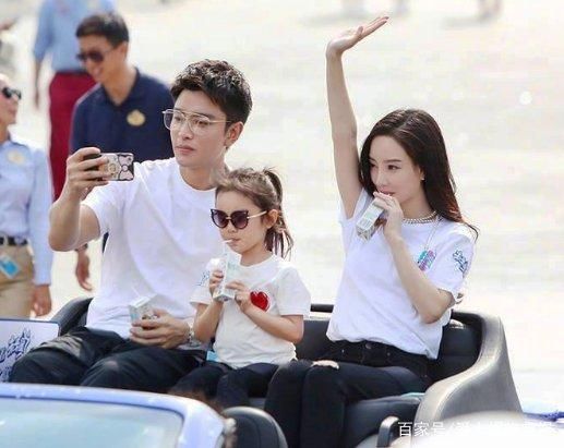 李小璐一家公园照被曝光，贾乃亮发文斥责，网友：你让舆论很为难