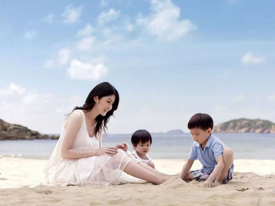 脸再大也拒绝整容 回怼代孕传闻 她是香港最后一个天后也是现实版