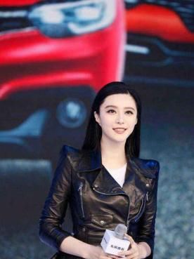 「小皮衣」张钧甯撞衫自己，除了靴子以外都没变，女明星的时尚预算也太节约