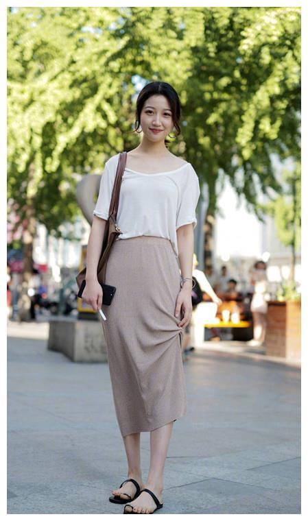 街拍，清纯小姐姐穿着修身凸显好身材，身姿靓丽，令人赏心悦目