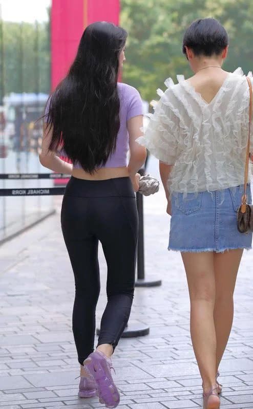 美丽的小姐姐搭配的一件紧身裤，脚口很细的设计大秀了曲线双腿