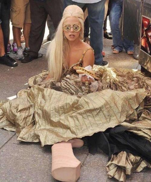 徐璐脚踩“两根针”出席活动，为了美也是蛮拼的，手一掰就断了!