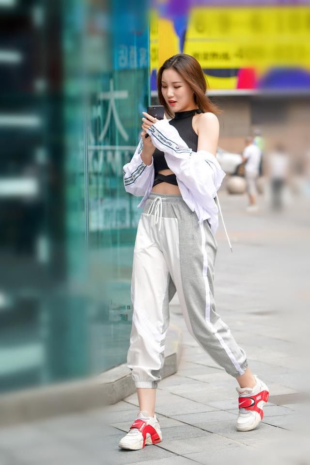 路人街拍，藕荷色吊带背心搭配黑色短裤，简约时尚又有女人味!