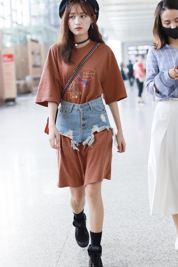 被黄婷婷雷到！穿男友裙外面再穿个牛仔裤头，网友：想把它扒下来