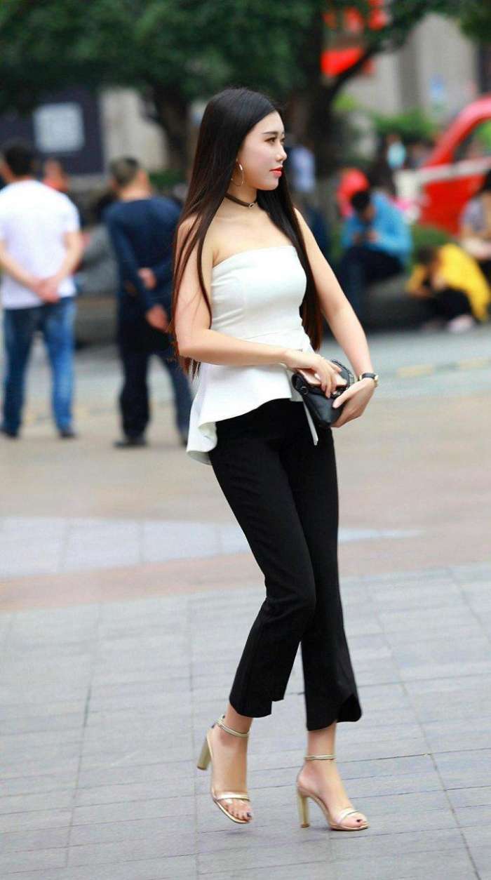 街拍 : 高挑的美女身材真好, 清爽穿搭有种娇艳欲滴的美