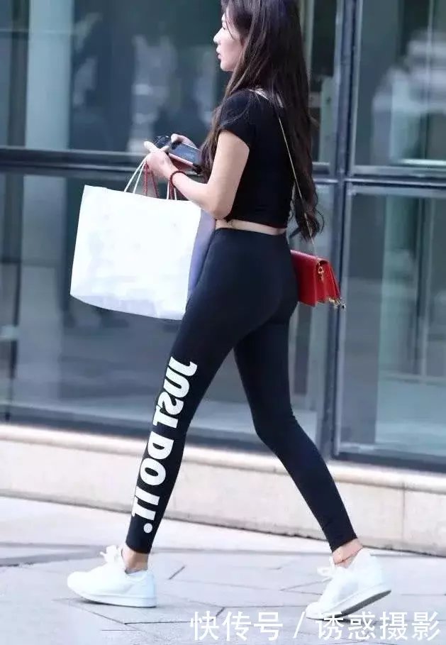 小姐姐紧身裤紧绷出纤细“筷子腿”，饱满臀线媚惑众生让人陶醉