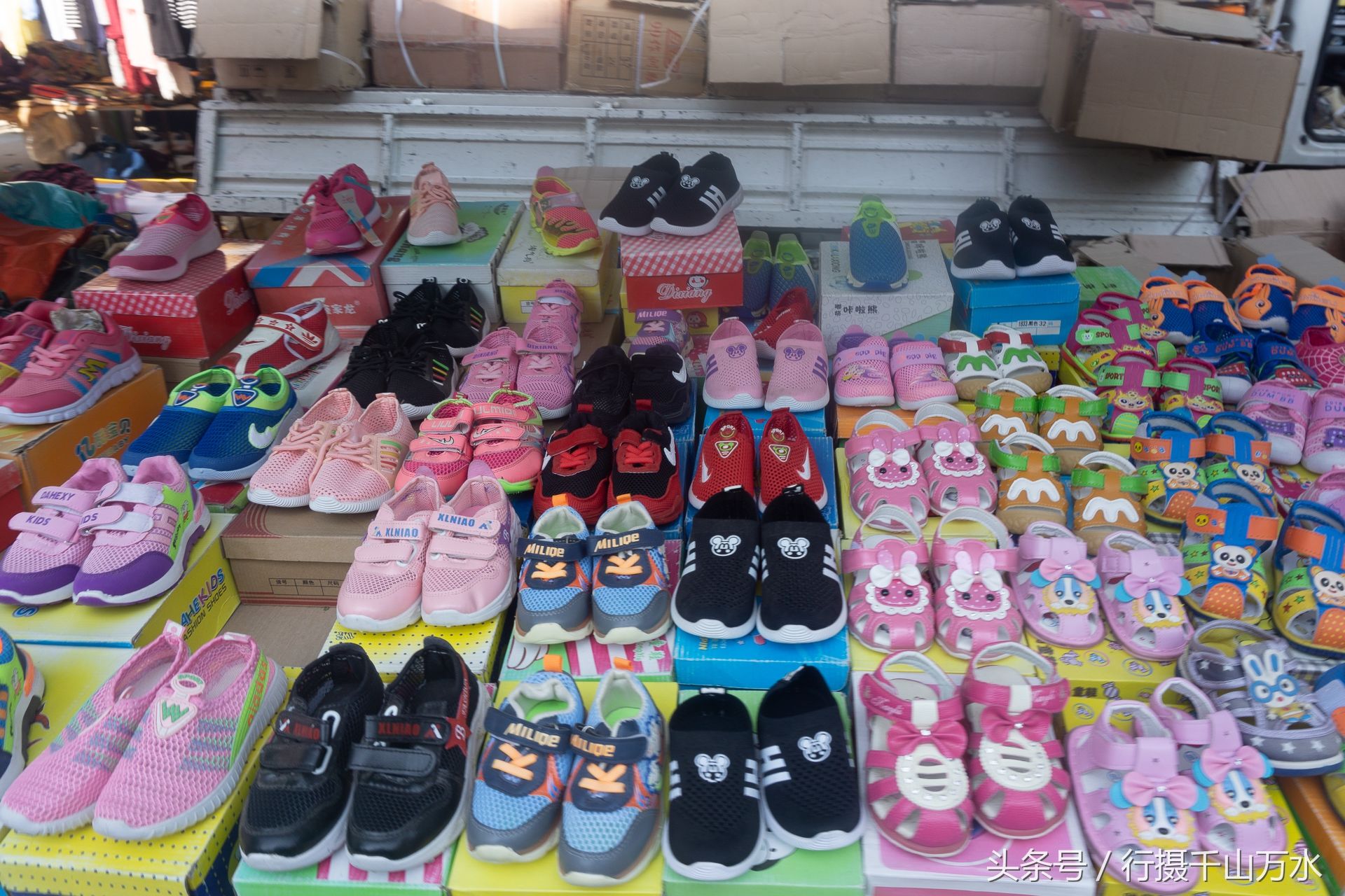 夏日农村大集上的服装摊，价格便宜却少人问津，生意不好做了