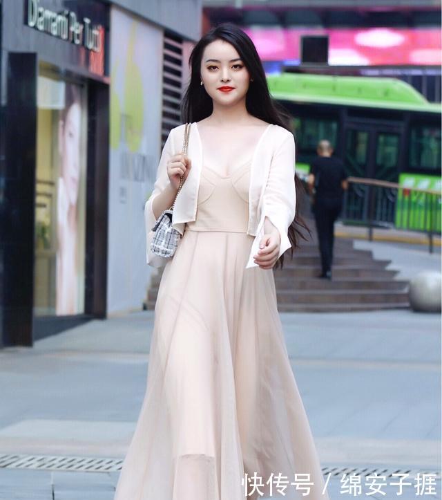 「丽人」街拍:时尚的小姐姐走路的样子,透着满满的自信!