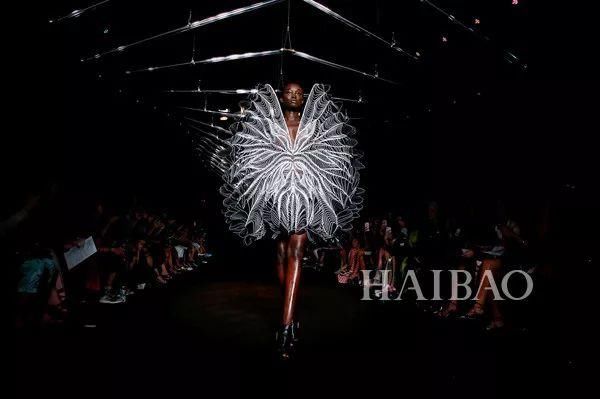 养眼| 周迅和刘雯同台比美你站谁?反正我已经沦陷了