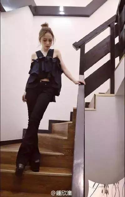 阿娇衣品大变!穿的像个高中生,但网友却盯着她肚子上的淤青不放