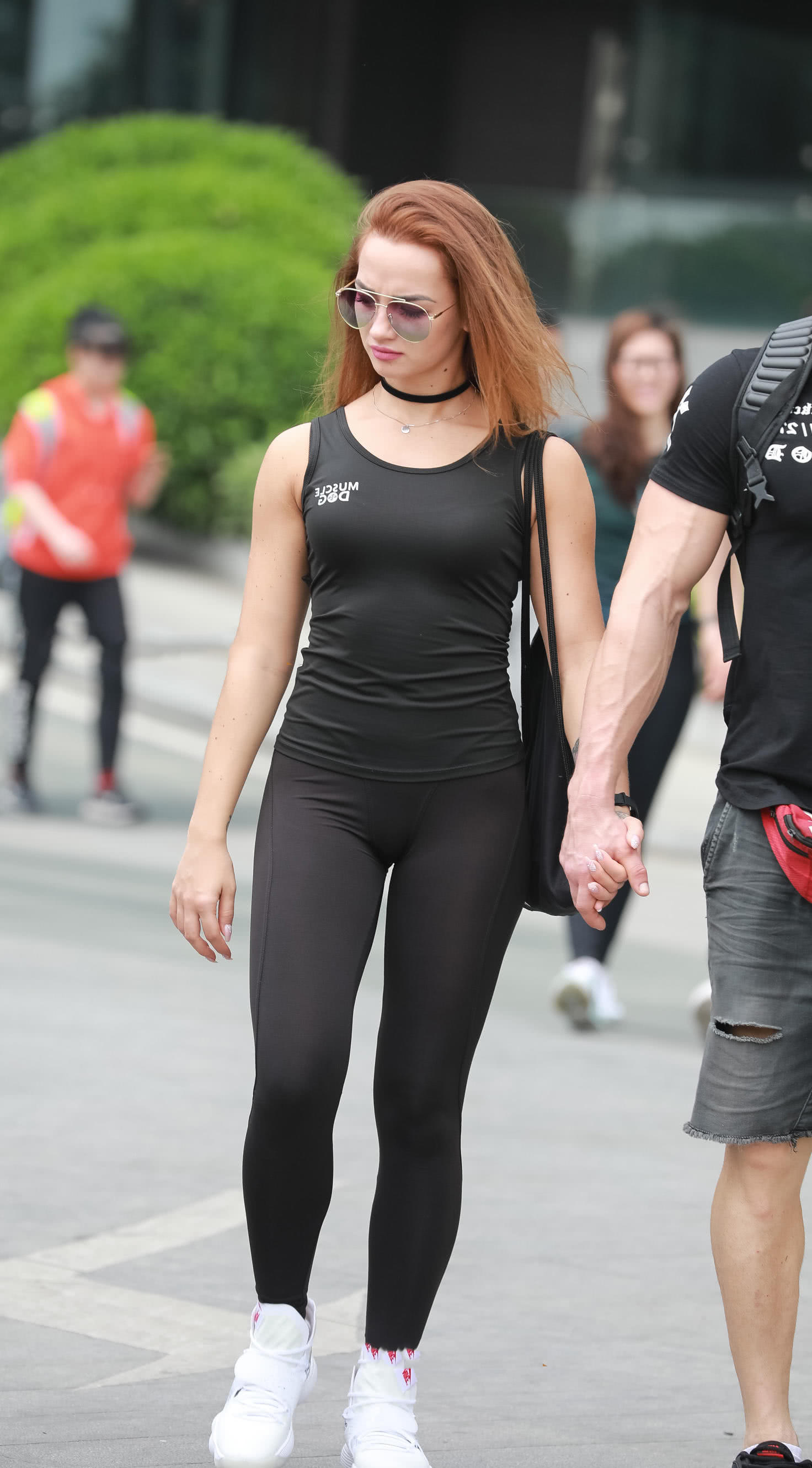 气质小姐姐紧身裤勾勒出丰腴翘臀，隆起的肱二头肌很有力量