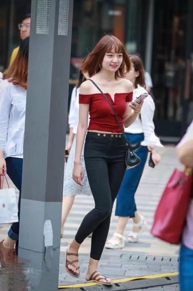 街拍：紧身裤尽显筷子腿，甜美小姐姐露一字香肩装