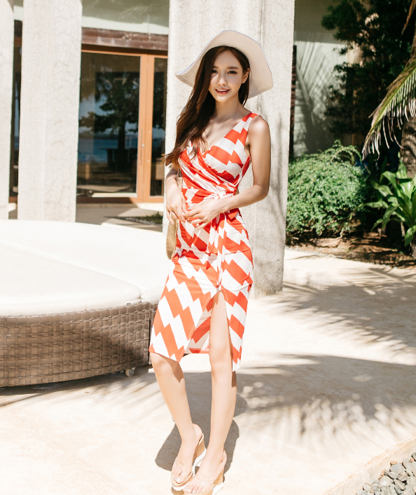 身材比例完美的紧身裙美女，吸引力十足！