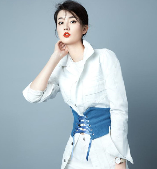 乔欣穿露肩小西服亮相，内衣吊带中间锁骨太抢眼，网友：又变美了