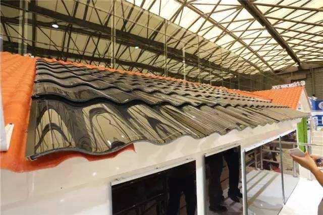 建房用琉璃瓦落伍了，节能瓦完美替代，能遮风挡雨，还能提供照明