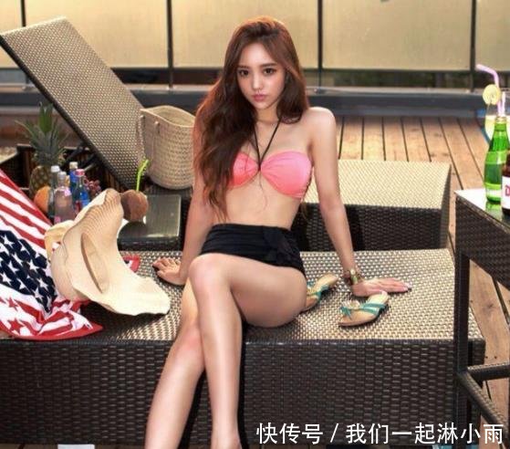 清新淡雅的泳衣美女，秀出时尚性感的身材，迷人又好看！