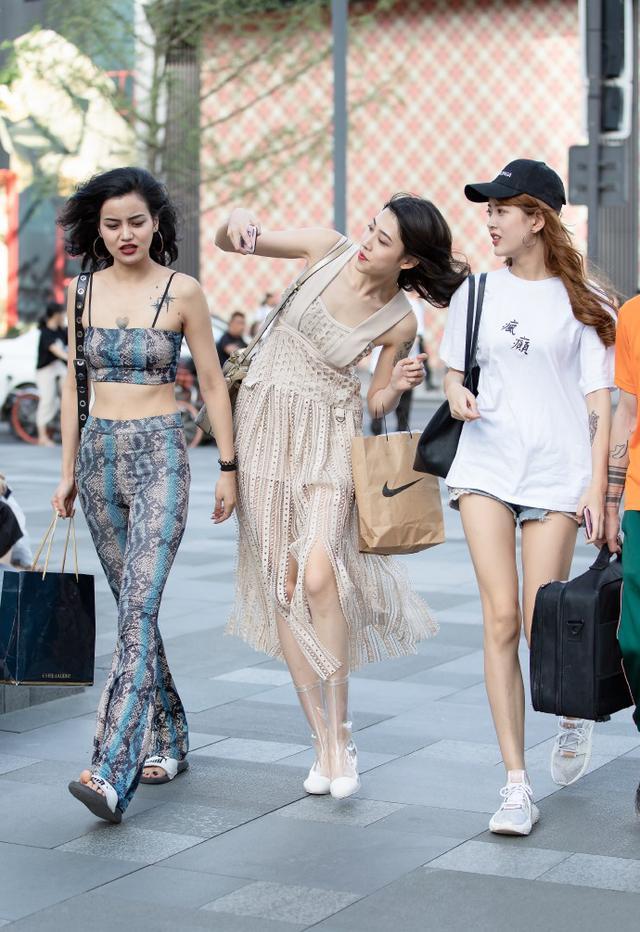 小姐姐散步，清纯娇美姿色天然，很有女人味！