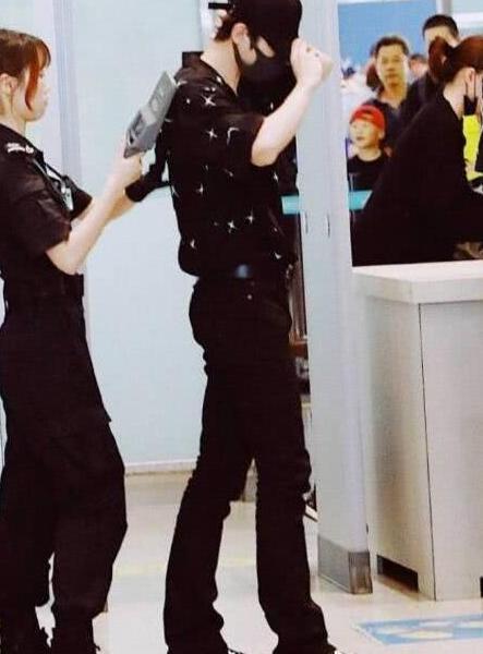 蔡徐坤牛奶被扣，网友调侃未断奶，而坤坤霸气回应，果然是优质偶