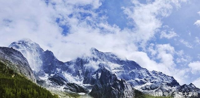 它被誉为“东方的阿尔卑斯山”，也是当地藏民心中的神山