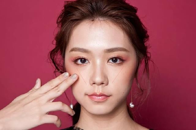 雀斑多、肤况差底妆该怎么画？彩妆师没说过的七个底妆技巧大公开