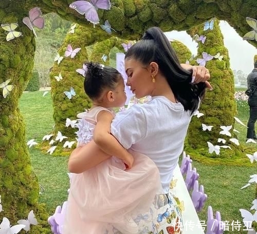  『情人节限定彩妆』Kylie有多宠女儿？她的两岁生日这么过|美妆周盘点Vol.54