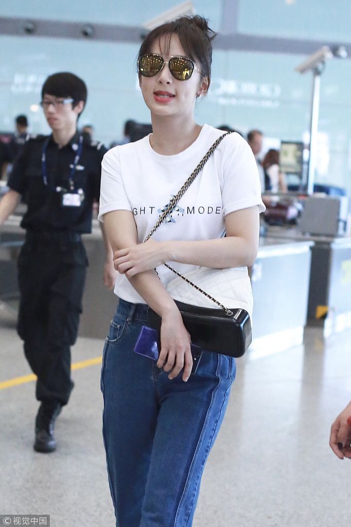 杨紫扎减龄丸子头俏皮可爱      牛仔裤配白T清爽简约似学生妹