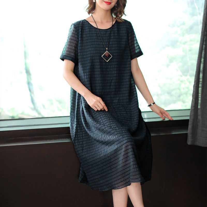 年过40的你偶尔装嫩一下，多穿这样的连衣裙配高跟鞋焕发女人味