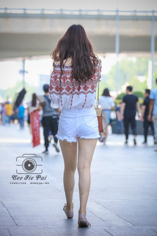 路人街拍，有点古典的小姐姐