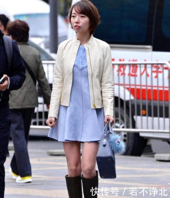  『美女』街拍：国色天香的美女，一件白色一字肩配牛仔短裙，时尚唯美气质
