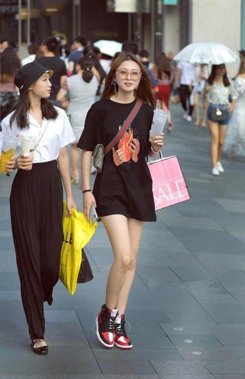 街拍: 图3蕾丝半透明连衣裙很耐看,你愿意在街头帮她拿包吗？