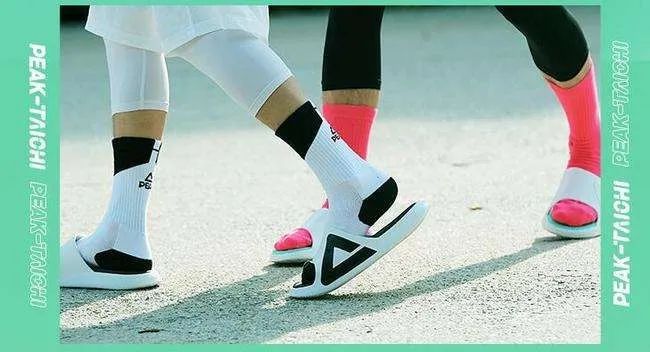  [拖鞋]鞋评丨你发现Nike赞助《青春有你2》了吗？AdidasBOOST拖鞋来袭！