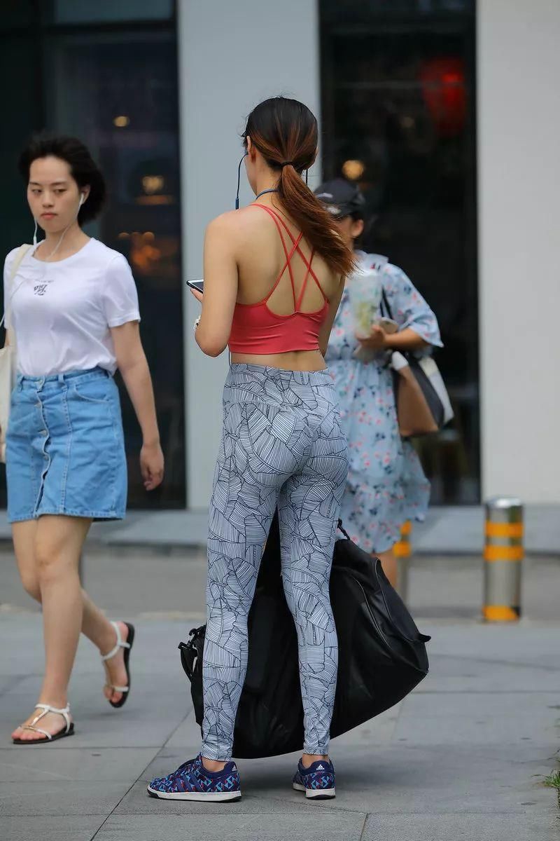 红色吊带露脐背心搭配灰色高腰紧身长裤,完美锁骨细腻柔软