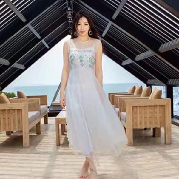 热巴穿着一身魅力的连衣裙亮相现场，却火了凉鞋，网友一致要同款