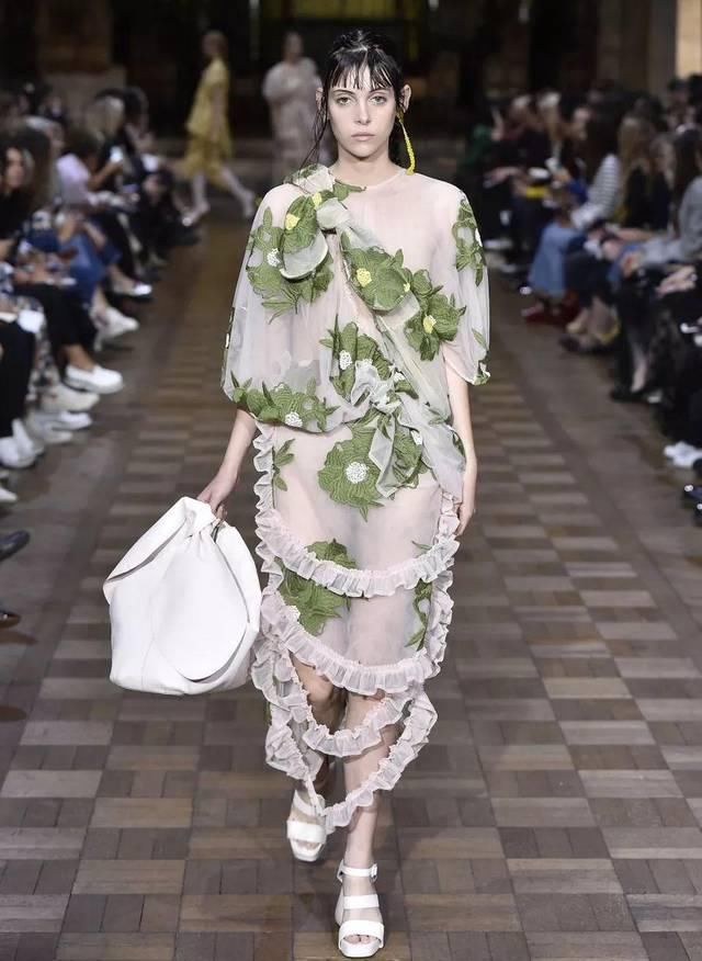 『穿着』只要穿着Simone Rocha,就可以一直做少女哦