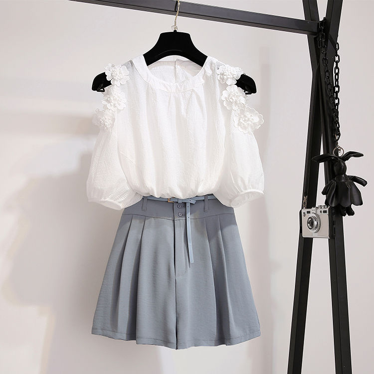 女人果然还是年轻好看，出门穿这款“显嫩衫”，男人喜欢同性嫉妒