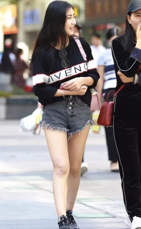 气质小姐姐与母亲逛街,超短裤PK运动裤,都说母亲略占上风